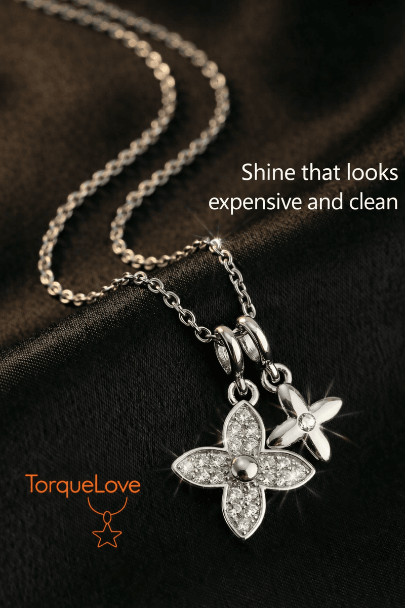 Necklace with clover pendant